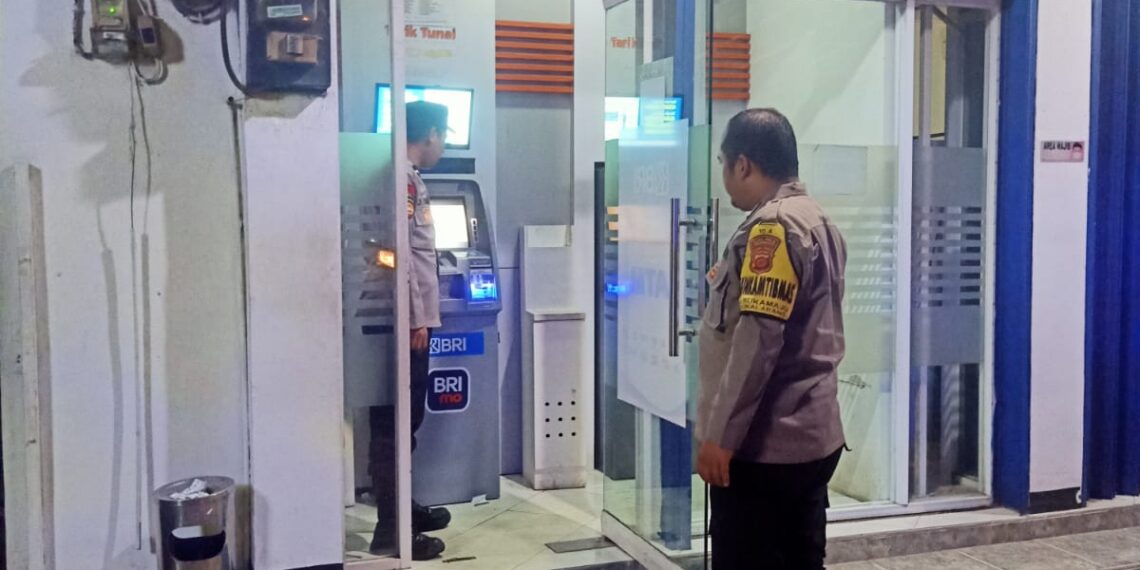 Polisi Polsek Sukalarang Patroli Malam Hari Kontrol ATM BRI Cegah Kejahatan Perbankan