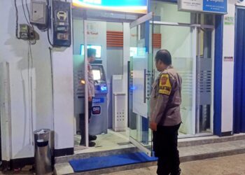 Polisi Polsek Sukalarang Patroli Malam Hari Kontrol ATM BRI Cegah Kejahatan Perbankan
