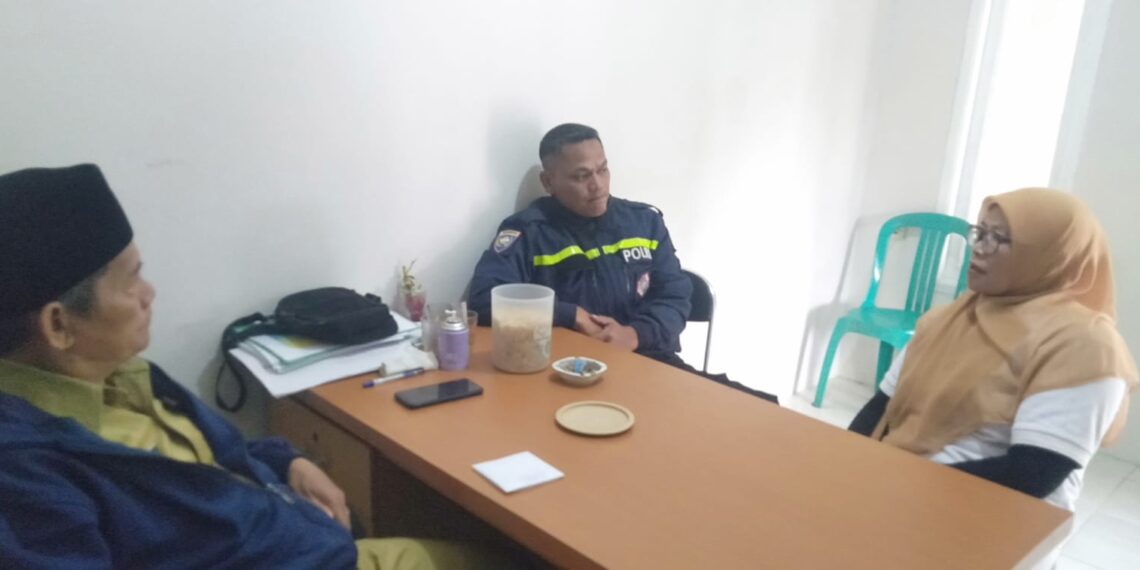 Bhabinkamtibmas Polsek Sukabumi Diskusi Dengan Kepala Desa Terkait Pelantikan KPPS