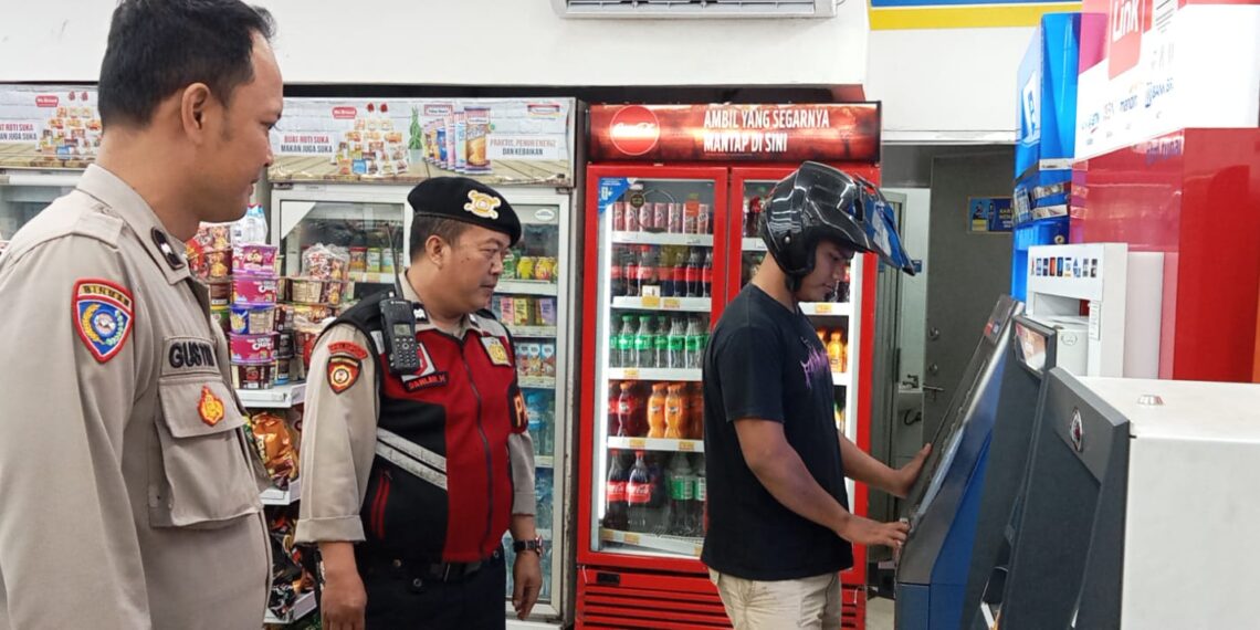 Pantau Dan Cek Mesin ATM oleh PS Kanit Samapta dan Bhabinkamtibmas  Polsek Lembursitu-Polres Sukabumi Kota