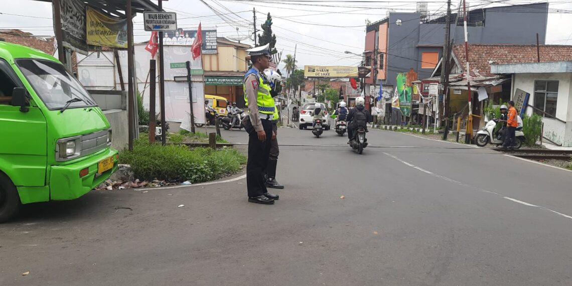 Unit Lantas Polsek Warudoyong Lakukan Gatur Lalin Paska Melintas Kereta Api Pangrango