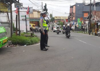 Unit Lantas Polsek Warudoyong Lakukan Gatur Lalin Paska Melintas Kereta Api Pangrango