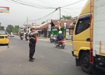 Kami Selalu hadir untuk masyarakat Cegah Hambatan Lalu Lintas Anggota Polsek Lembursitu  Laksanakan Pengaturan Lalu lintas