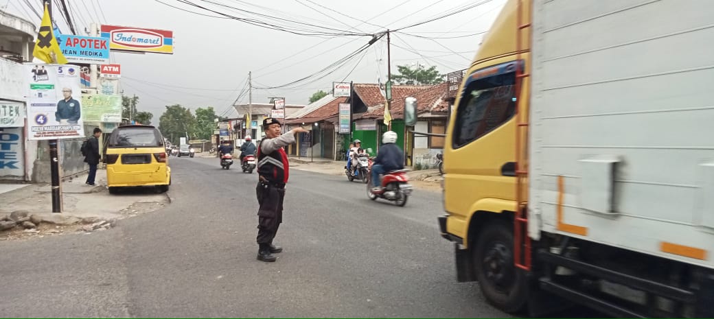 Kami Selalu hadir untuk masyarakat Cegah Hambatan Lalu Lintas Anggota Polsek Lembursitu Laksanakan Pengaturan Lalu lintas