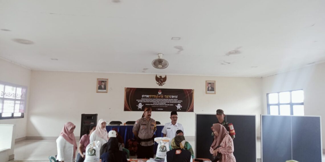 Anggota Bhabinkamtibmas Kel Nyomplong Monitoring dan Pengamanan Pembagian Beras