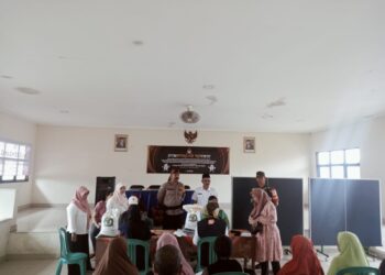 Anggota Bhabinkamtibmas Kel Nyomplong Monitoring dan Pengamanan Pembagian Beras