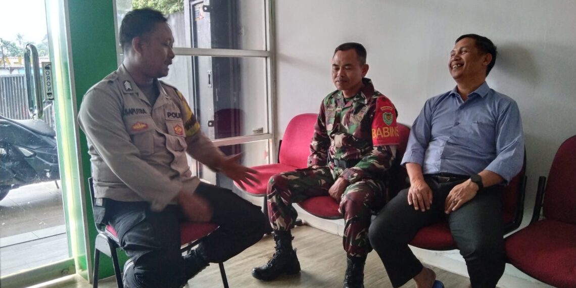 Bhabinkamtibmas Bersinergi dengan Babinsa Sambangi Warga Untuk Tingkatkan Harkamtibmas
