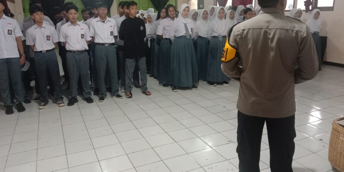 Kapolsek Cibeureum memberikan himbauan Kamtibmas kepada siswa siswi SMA N 5 Kota Sukabumi