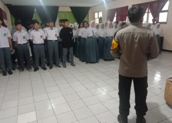 Kapolsek Cibeureum memberikan himbauan Kamtibmas kepada siswa siswi SMA N 5 Kota Sukabumi