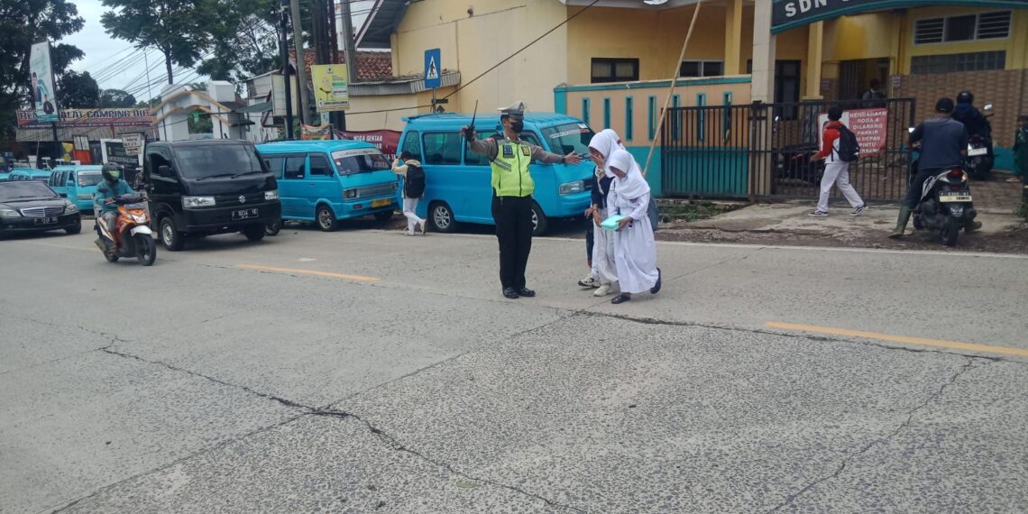 Laksanakan Gatur Lalin Siang Hari Pasca Kepulangan Anak Sekolah Polsek Sukalarang