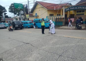 Laksanakan Gatur Lalin Siang Hari Pasca Kepulangan Anak Sekolah Polsek Sukalarang