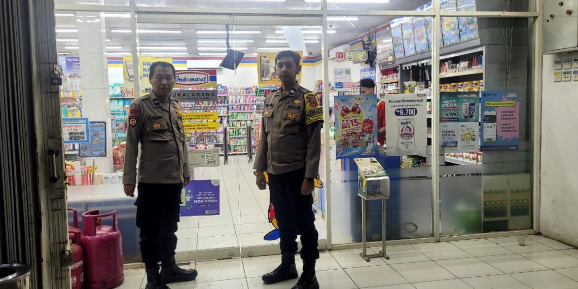 Laksanakan Patroli Dialogis Kerawanan Malam Kontrol Minimarket Anggota Polsek Sukalarang