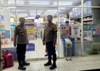 Laksanakan Patroli Dialogis Kerawanan Malam Kontrol Minimarket Anggota Polsek Sukalarang
