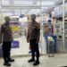 Laksanakan Patroli Dialogis Kerawanan Malam Kontrol Minimarket Anggota Polsek Sukalarang