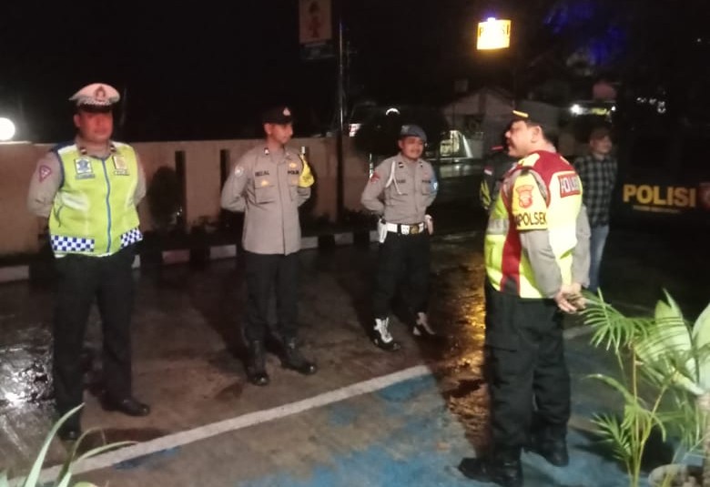 Kapolsek Sukalarang Sampaikan Arahan Kepada Anggota Saat Apel KRYD Malam