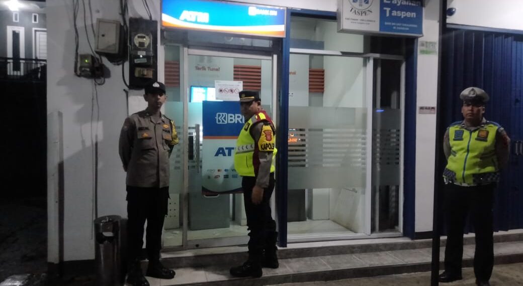 Kapolsek Sukalarang Pimpin Patroli KRYD Kontrol ATM BRI Cegah Kejahatan Perbankan