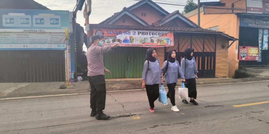 Wujud Kepedulian, Polisi Bantu Anak-Anak Sekolah Menyeberang Jalan