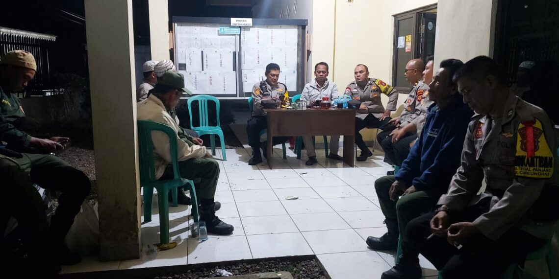 Patroli Dialogis Malam, Kapolsek Cireunghas Polres Sukabumi Kota Ajak Masyarakat Jaga Kamtibmas