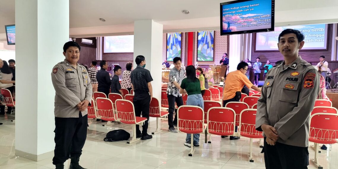 Personil Polsek Sukalarang Laksanakan PAM Ibadah Kebaktian di Gereja, Kristen Indonesia (GKI) Penginjil Kota Sukabumi