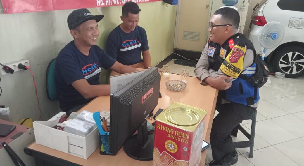 Bhabinkamtibmas Polsek Cibeureum Polres Sukabumi Kota memberikan imbauan kamtibmas kepada masyarakat menjelang pemilu tahun 2024.