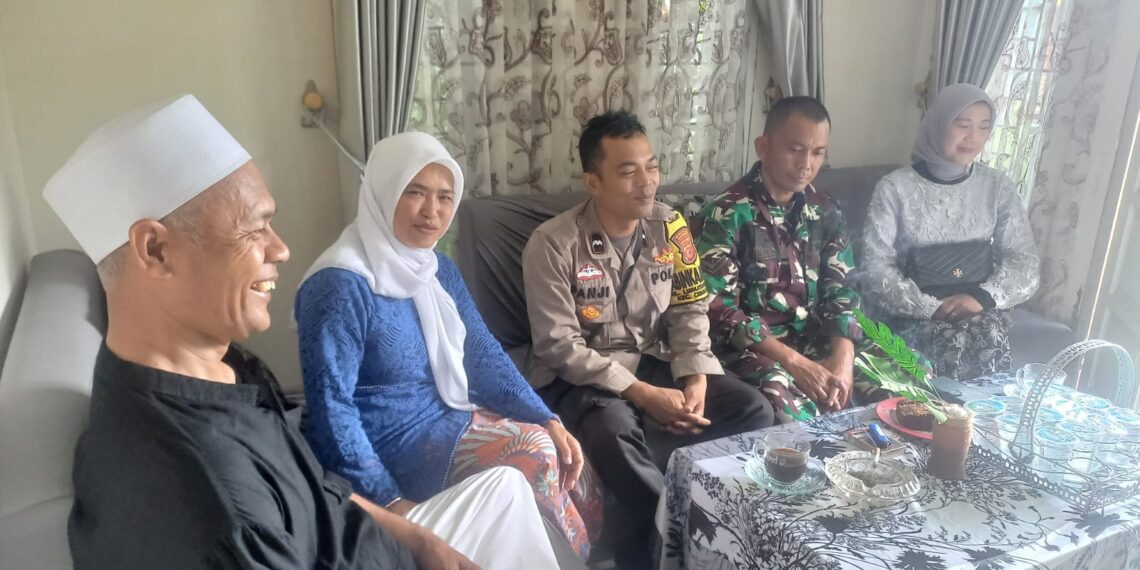 Sinegritas TNI POLRI Sambangi Warga Berikan Himbauan Pesan Kamtibmas