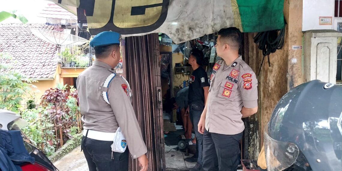Patroli rutin Polsek Kadudampit untuk dekatkan dengan masyarakat