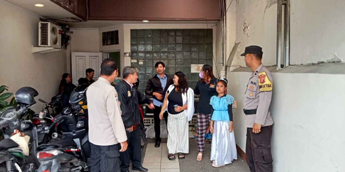Anggota Polsek Lembursitu Laksanakan Giat Pengamanan  Minggu Kasih di gereja Getsemani