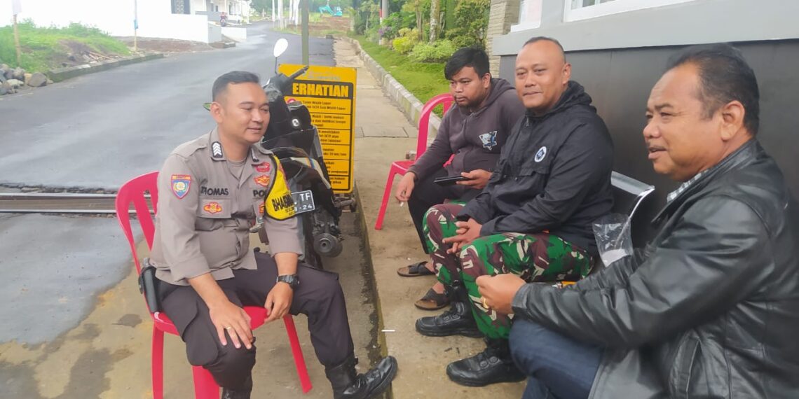 BHABINKAMTIBMAS POLSEK SUKABUMI SAMBANG DENGAN TOKOH MASYARAKAT DESA.