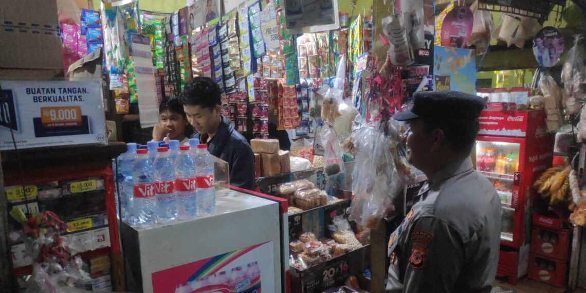 Polsek Kebon Pedes Patroli Dialogis dengan Pemilik Warung dan Berikan Himbauan Kamtibmas