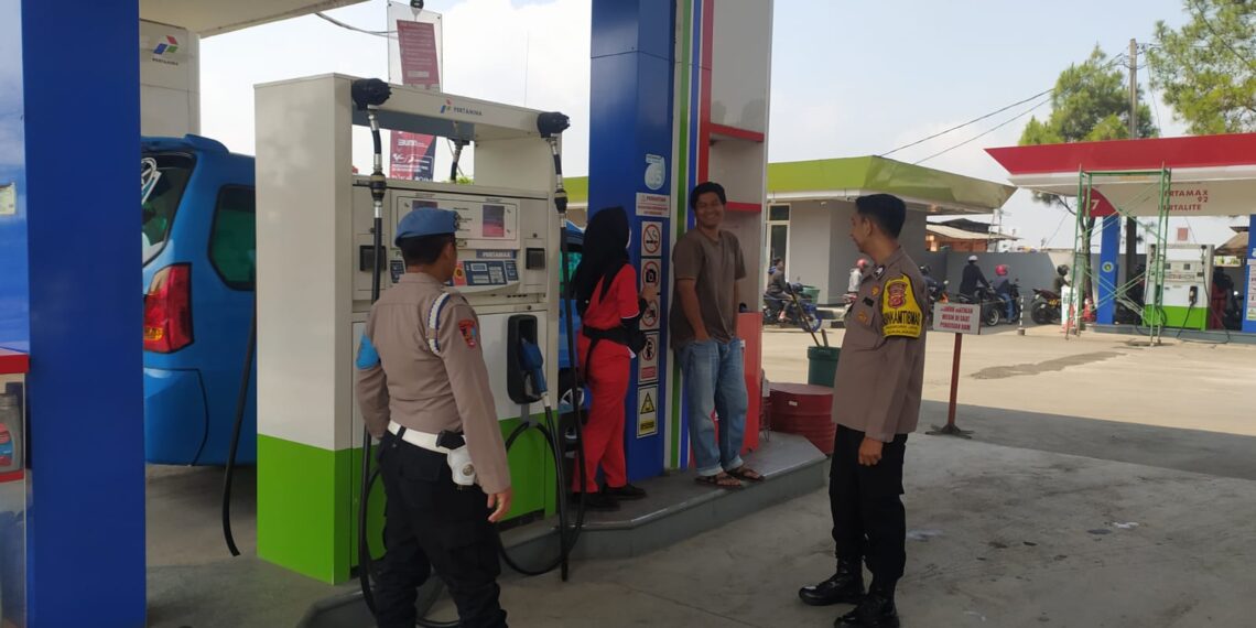 Polisi Polsek Sukalarang Giat Patroli Dialogis Antisipasi Gangguan Kamtibmas Di Pom mini