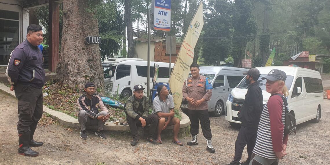 Personil Polsek kadudampit Melaksanakan giat Patroli di tempat wisata situgunung