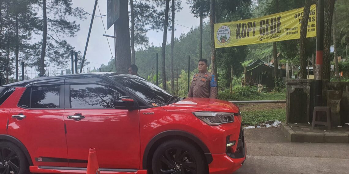 Gatur lalin di pintu masuk situgunung bentuk pelayanan kepada pengunjung tempat wisata
