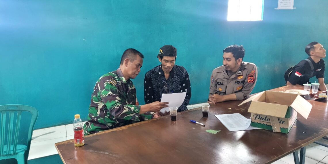Memasuki Musim Hujan, Senergitas TNI – Polri Bhabinkamtibmas Himbau Warga Waspada Bencana Alam
