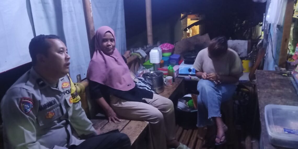Selalu dekat dengan masyarakat Giat Sambang Dialogis Bhabinkamtibmas Polsek Lembursitu