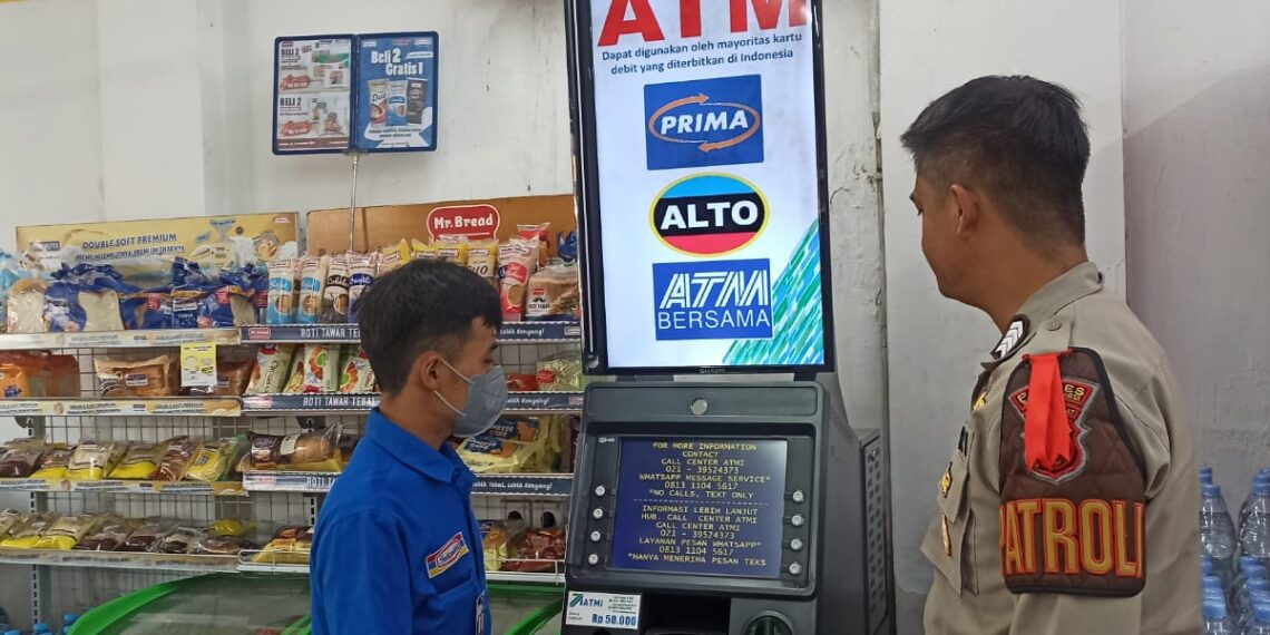 Polisi Polsek Lembursitu Patroli Malam Hari Kontrol ATM Cegah Kejahatan Perbankan