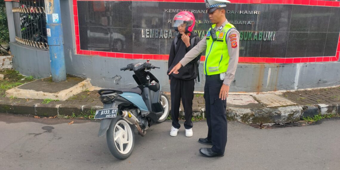 Peduli Keselamatan, Polisi Berikan Teguran Humanis Kepada Pelanggar Lalu Lintas