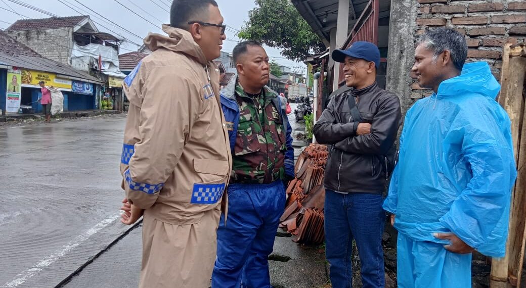 Sinergitas TNI – POLRI, Bhabinsa Bersama Bhabinkamtibmas Polsek Cibeureum Laksanakan Giat Pemantauan wilayah