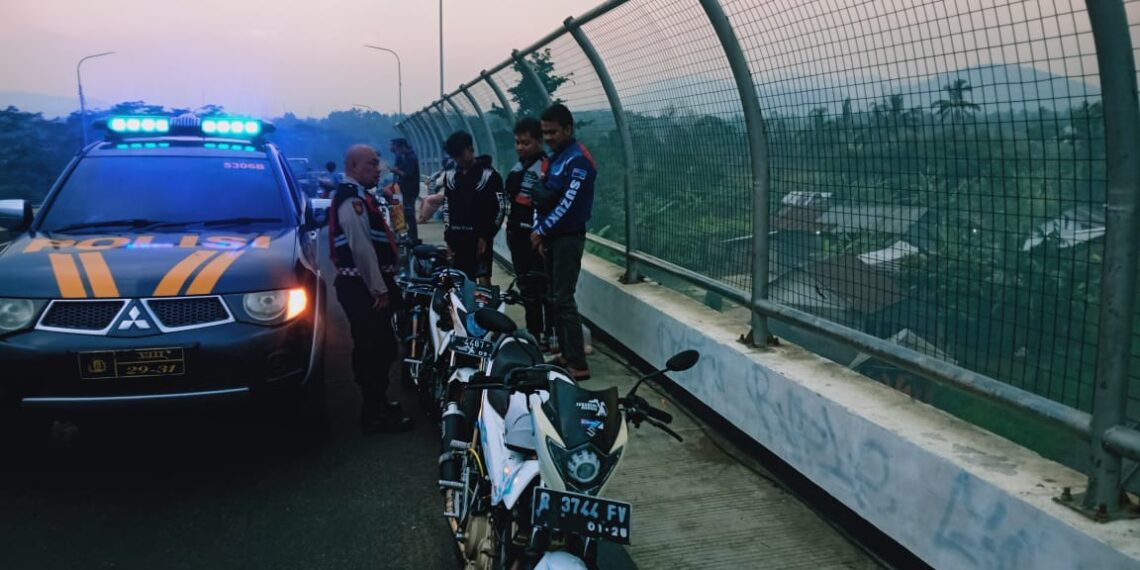Ciptakan Rasa Aman, Anggota Samapta Polsek Cibeureum Laksanakan Patroli dialogis di Siang Hari