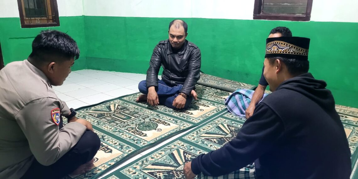 Bhabinkamtibmas Polsek Sukalarang Jalin Persaudaraan Shalat Subuh Berjamaah Dengan Warga
