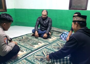 Bhabinkamtibmas Polsek Sukalarang Jalin Persaudaraan Shalat Subuh Berjamaah Dengan Warga