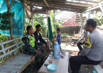 Bhabinkamtibmas Bersinergi dengan Babinsa Sambangi Warga Untuk Tingkatkan Harkamtibmas
