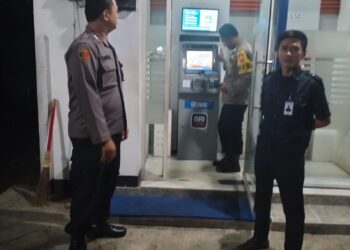 Polisi Polsek Sukalarang Patroli Malam Hari Kontrol ATM BRI Cegah Kejahatan Perbankan