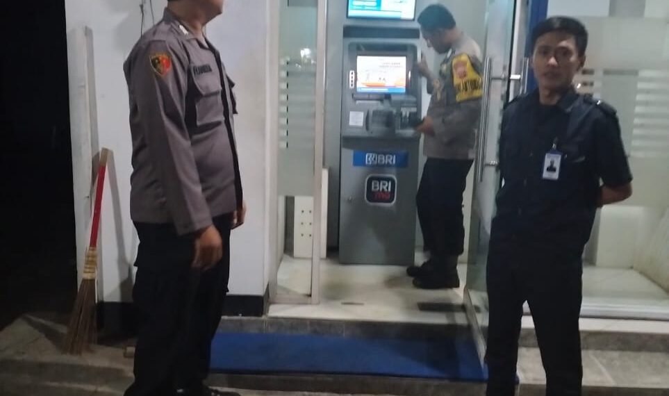 Polisi Polsek Sukalarang Patroli Malam Hari Kontrol ATM BRI Cegah Kejahatan Perbankan