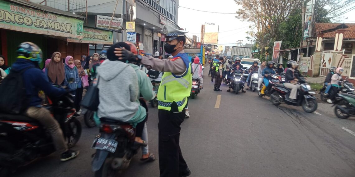 Antisipasi Kemacetan Pagi , Unit Lantas Polsek Sukalarang Melaksanakan Gatur Lalin Saat Jam Masuk Karyawan