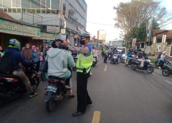 Antisipasi Kemacetan Pagi , Unit Lantas Polsek Sukalarang Melaksanakan Gatur Lalin Saat Jam Masuk Karyawan