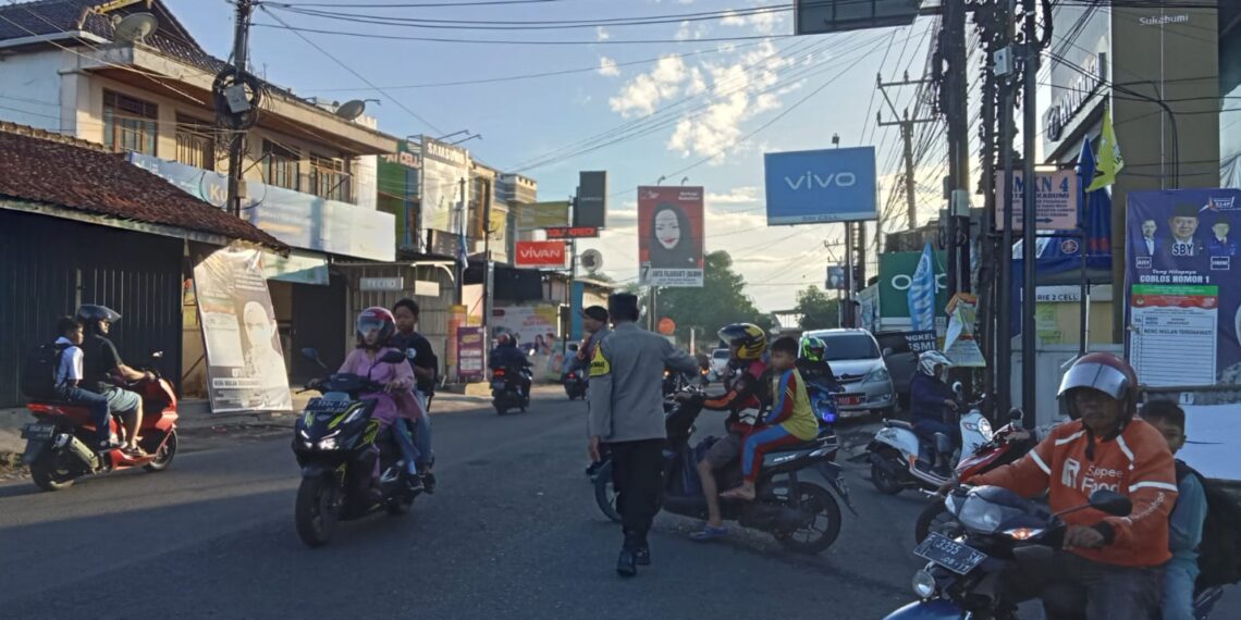 Berikan Pelayanan Kepada Masyarakat, Ps Kanit Samapta dan bhabinkamtibmas  Laksanakan Pengaturan Lalu Lintas