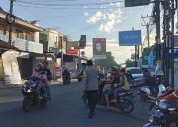 Berikan Pelayanan Kepada Masyarakat, Ps Kanit Samapta dan bhabinkamtibmas  Laksanakan Pengaturan Lalu Lintas
