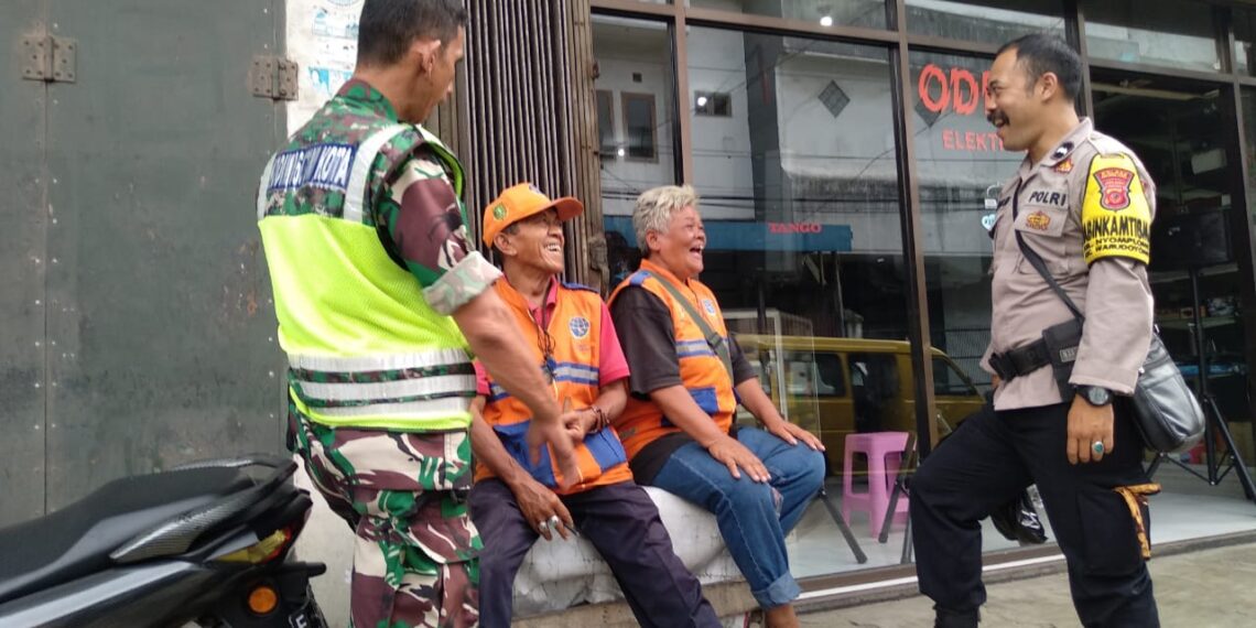 Cegah Curanmor Bhabinkamtibmas Sambangi Juru Parkir