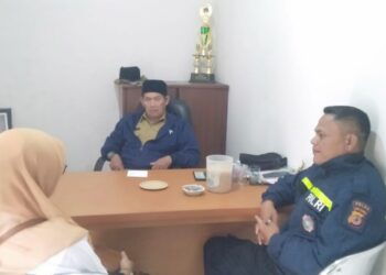 Bhabinkamtibmas Desa Warnasari Polsek Sukabumi Laksanakan Kegiatan Dialogis Dan Sambang