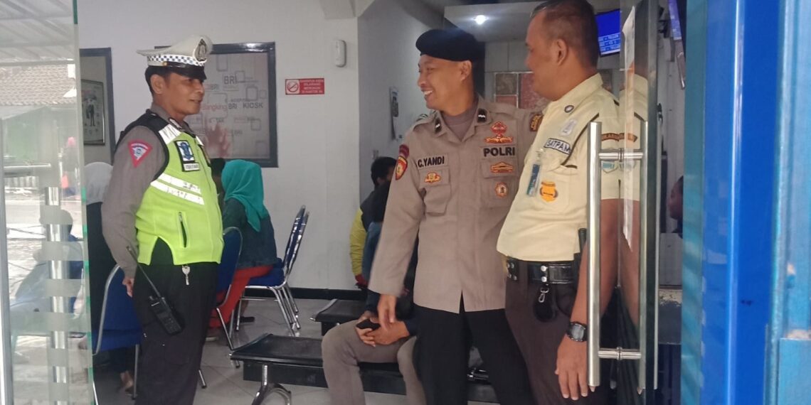 Cegah Kejahatan Perbankkan saat Patroli Siang Polisi kontrol BANK BRI Dan ATM